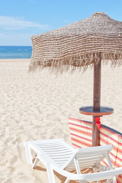 Cama de madeira praia de guarda-chuva e sol na praia. para as férias — Fotografia de Stock