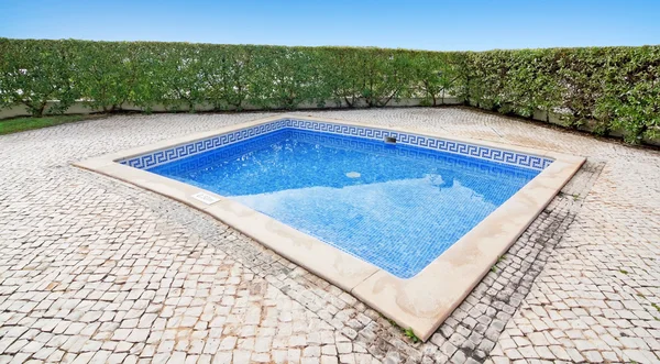 Piscina ao ar livre, sem ninguém do lado de fora. — Fotografia de Stock