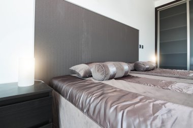 Yatak odasında modern oda ve lamba tonları.