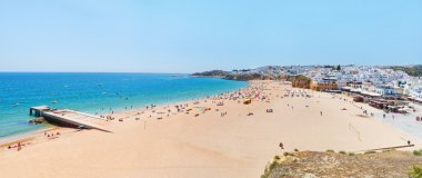 Deniz ve plaj Albufeira harika yaz panoraması. portuga