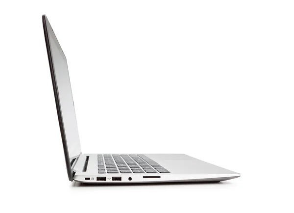 Vista lateral del ordenador portátil moderno, sobre fondo blanco. — Foto de Stock