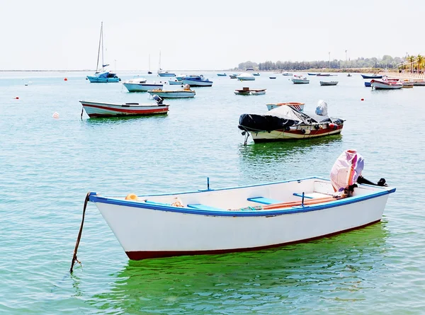 An old white fishing boat and ships in the harbor. — Stock Photo, Image