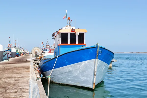 Endüstriyel balıkçı teknesi limanda. — Stok fotoğraf