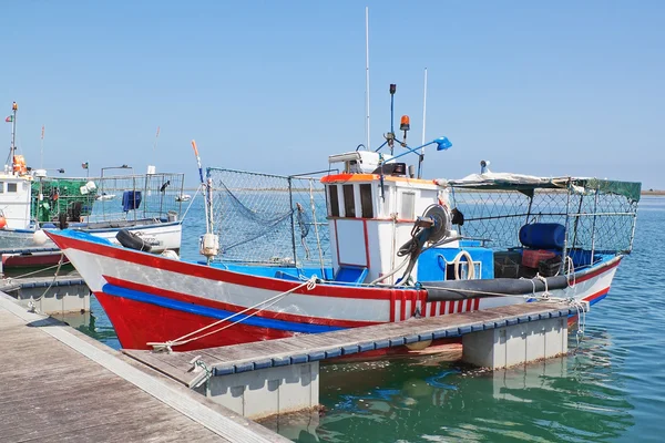 Ročník člun loď pro průmyslový rybolov. Portugalsko algarve. — Stock fotografie