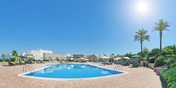 全景酒店有室外游泳池，假期和娱乐。p — 图库照片