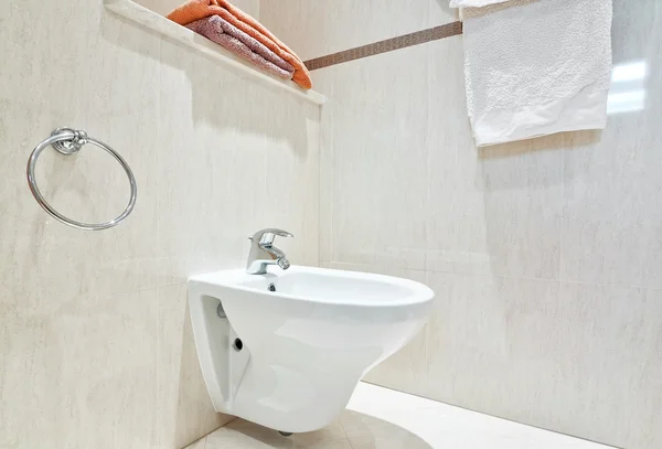 Moderne badkamer met witte keramische bidets. Close-up. — Stockfoto