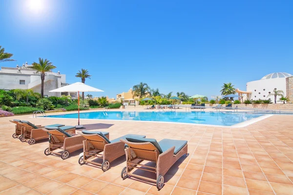 Piscina en el verano para unas vacaciones familiares. Portugal algarv — Foto de Stock