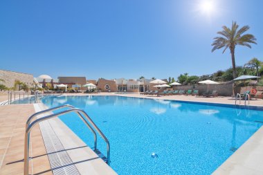 çok güzel modern Yüzme Havuzu dinlendirici bir aile tatil için