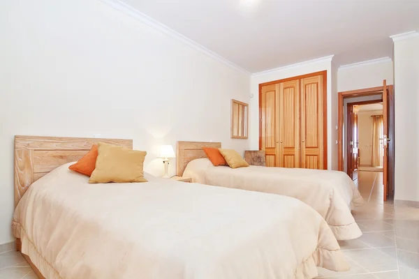 Habitación clásica con un inodoro y un armario del dormitorio. en el cálido c — Foto de Stock