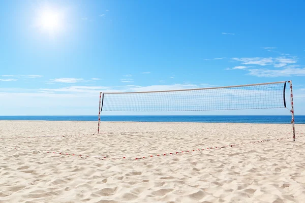 Uma quadra de vôlei de praia no mar. Verão. — Fotografia de Stock