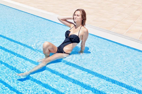 Mulher jovem e bonita relaxante na piscina. na água no verão. — Fotografia de Stock