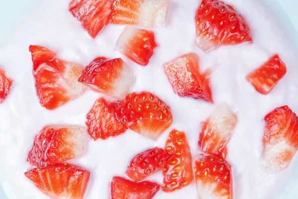 Iogurte de mousse de morango com pedaços de fruta. close-up. — Fotografia de Stock