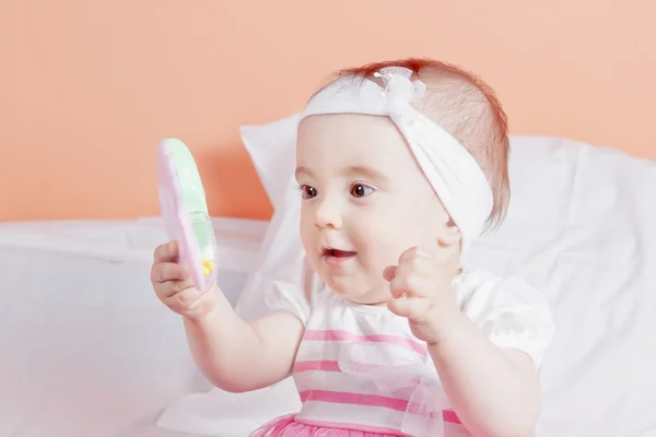 Baby Mädchen spielen mit Spielzeug Überraschung. ein Jahr. — Stockfoto