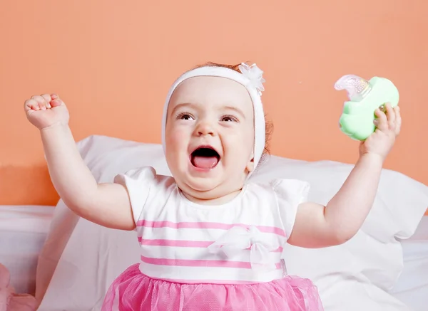 Baby Mädchen lachend Spielzeug zu spielen. ein Jahr. — Stockfoto