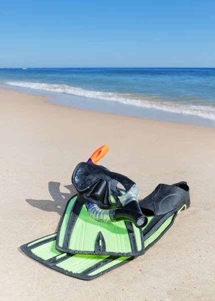 Glasögon, fenor, snorkel på stranden. nära vatten. — Stockfoto