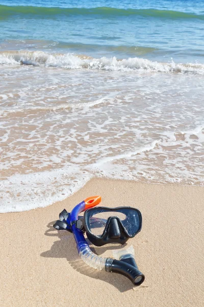 Brýle, šnorchlování na pláži. poblíž vody. — Stock fotografie
