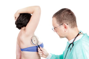 dermatolog doktor stetoskop ile hasta f görünüyor