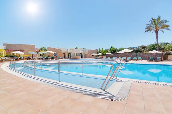 Moderna piscina e uma pista para pessoas com deficiência. no verão, th — Fotografia de Stock