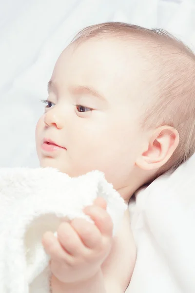 Niña feliz con ojos hermosos. en el primer plano de colores cálidos — Foto de Stock