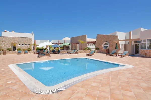 Luxus-Swimmingpool in der Hotelzone. Sommer mit Schirmen ein — Stockfoto