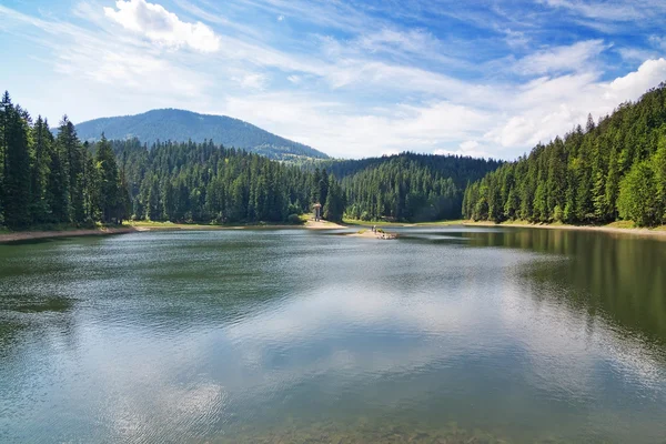 Histórico lago en las montañas de los Cárpatos, el terreno sinevir. Reino Unido — Foto de Stock