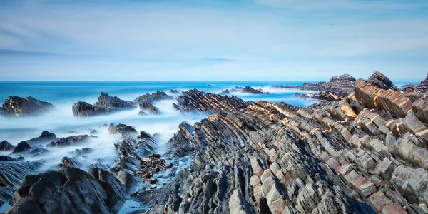 Deniz ve kayalıklarla Panoraması. bulanık dalgalar. — Stok fotoğraf