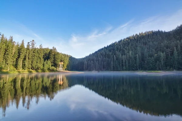 Dimma på den historiska sjön i bergen Karpaterna, sinevir — Stockfoto