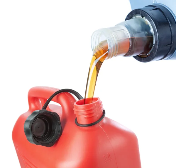 Das Motoröl wird in einem Kunststoff-Kanister gegossen. auf einem weißen backg — Stockfoto
