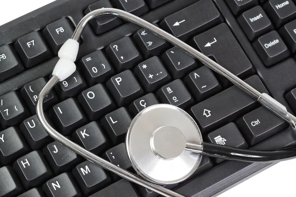 Computer-Tastatur für pc und Stethoskop als eine Diagnose. Schließen- — Stockfoto