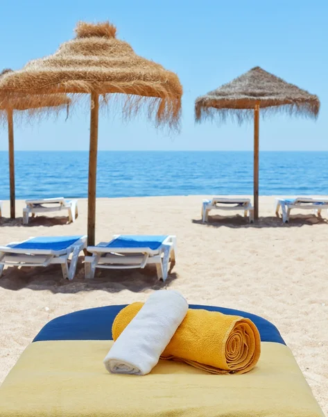按摩疗法治疗在海滩上日光浴浴床。在海边. — 图库照片