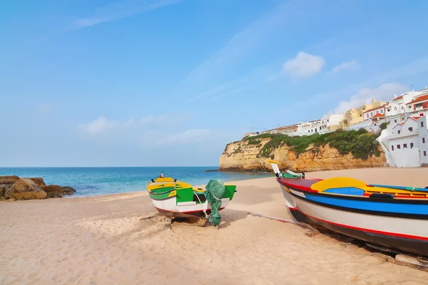 La spiaggia al villaggio di carvoeiro con barche da pesca nella — Foto Stock