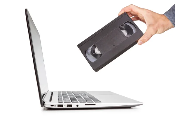 O conceito de uma tecnologia de vídeo cassete na mão em comparação — Fotografia de Stock