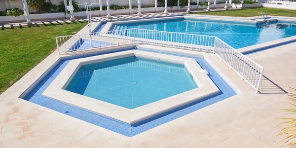 Vijfhoekige zomerzwembad buiten. voor een vakantie uitje. — Stockfoto