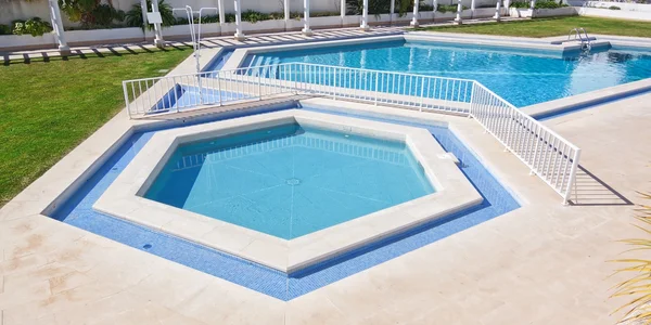 Piscina de verano pentagonal exterior. para una escapada de vacaciones. — Foto de Stock