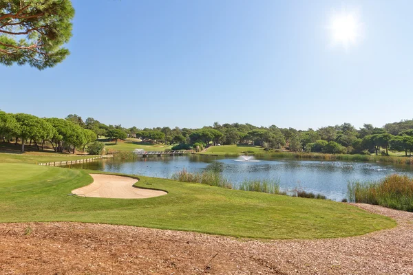 Sportovní park golfu. s jezerem a fontána. — Stock fotografie