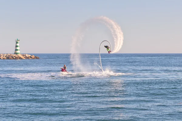 Zawodnik na Dokonywanie akrobatyczne figury flyboard. w porcie Mar — Zdjęcie stockowe