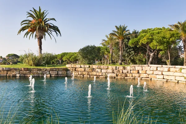 Luksusowe fontanny jezioro w parku pole golfowe w Portugalii. — Zdjęcie stockowe