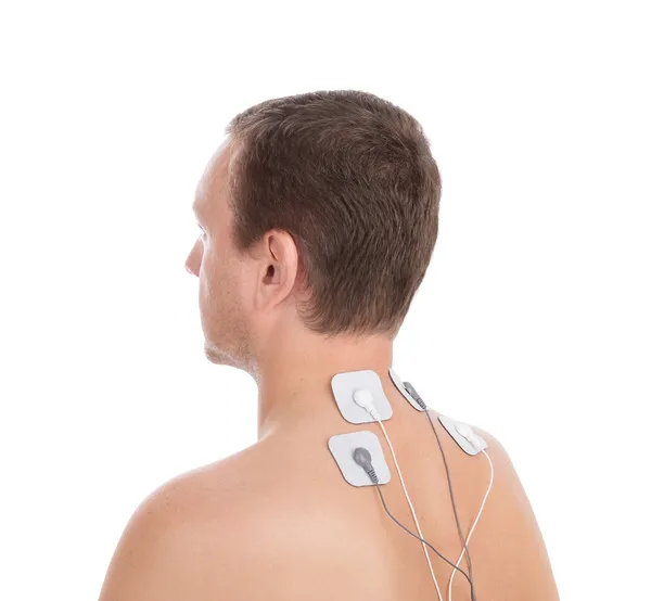 Uomo in profilo rende elettrostimolatore massaggio per il collo. — Foto Stock