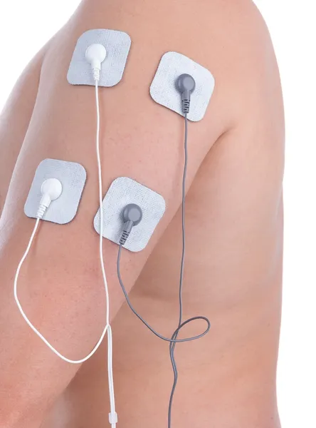 Electrostimulator of massager on shoulder biceps. For procedures and relaxation. — Stock Photo, Image