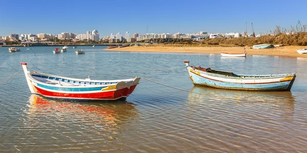 Barcos de pesca en la bahía de la aldea de ferragudo. Portugal. —  Fotos de Stock