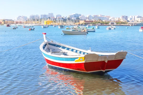 Barco de pesca en la bahía de verano de la aldea de ferragudo. Portugal. —  Fotos de Stock
