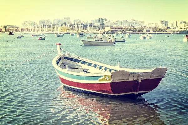 Vintage kaart, boot in de baai van het dorp van ferragudo vissen. Portugal. — Stockfoto