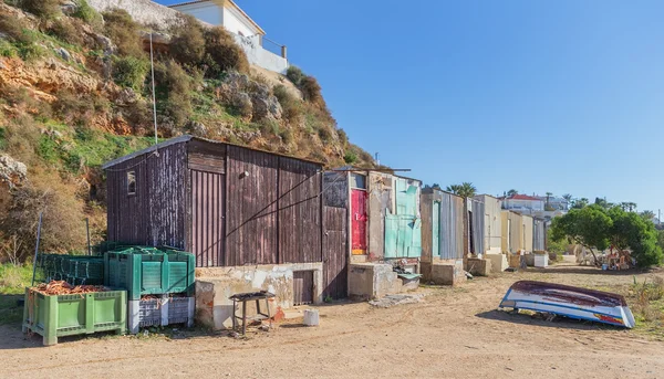 Old fishing huts on the beach in the village of Ferragudo. — Stock Photo, Image