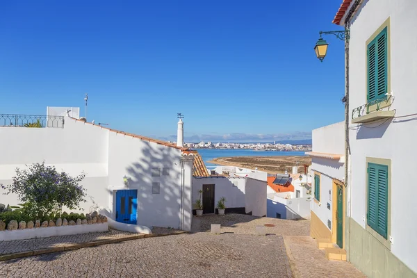 古老的街道 ferragudo 俯瞰河。葡萄牙波尔图. — 图库照片