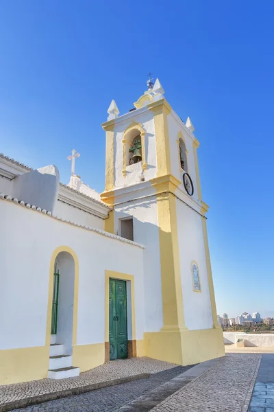 Alte Kirche in dem Dorf Ferragudo. Blick auf die Glocke und religiöse Kreuz. — Stockfoto