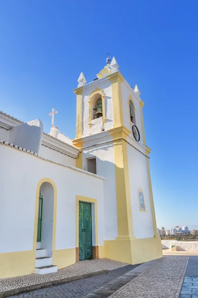 Antiga igreja na vila de ferragudo. vista do sino e Cruz religiosa. — Fotografia de Stock