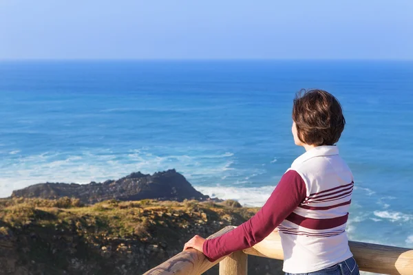 Mädchen auf der Suche auf See Blick mit Bergen und blauem Wasser. Portugal. — Stockfoto