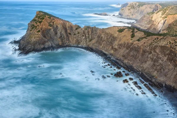 Vista sobre a paisagem Marinha em cima as ondas turva e penhascos. Portugal. — Fotografia de Stock