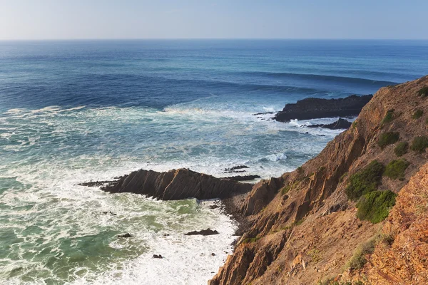 Pohled na přímořská krajina skal a vlny. Portugalsko. — Stock fotografie
