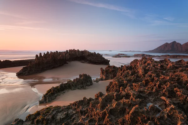 Impresionante paisaje marino y texturales piedras en primer plano. en colores cálidos. — Foto de Stock